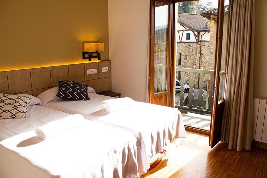 Hotel Valle De Turtzioz Bagian luar foto